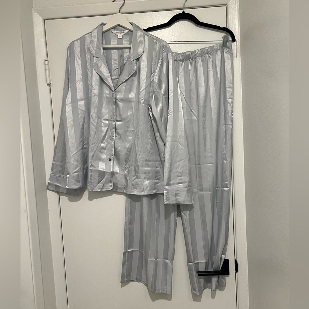 TWO PIECE PAJAMA SET SILVER